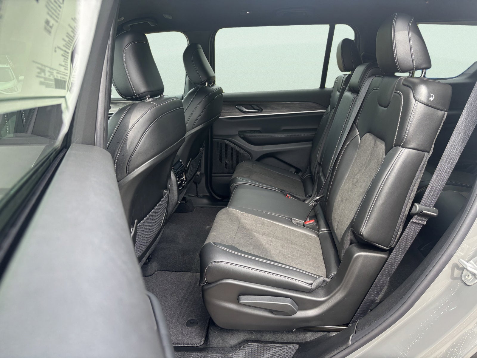 2027 Jeep Grand Cherokee L Laredo Altitude