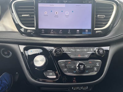 2025 Chrysler Pacifica Select